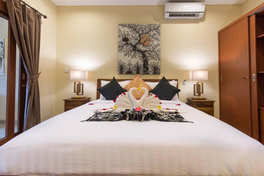 Villa Hitam Putih Legian Bali Seminyak Buitenkant foto