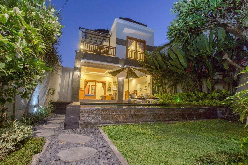 Villa Hitam Putih Legian Bali Seminyak Buitenkant foto